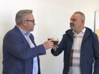 2 personnes qui font santé avec un bon verre de biere
